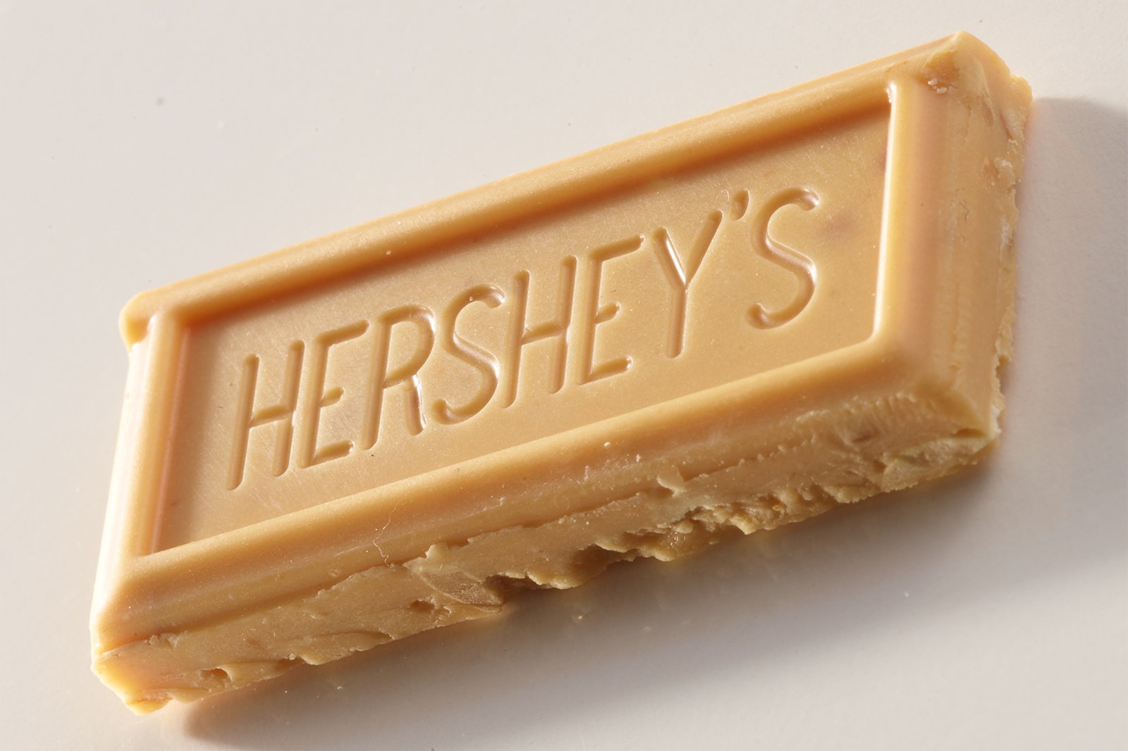 Retouching | Hershey's Pretzel Peanut Chocolate Before Image